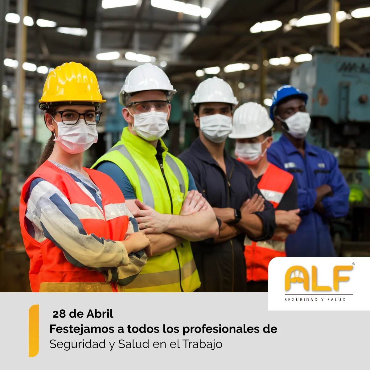 Equipo de trabajo analizando documentos